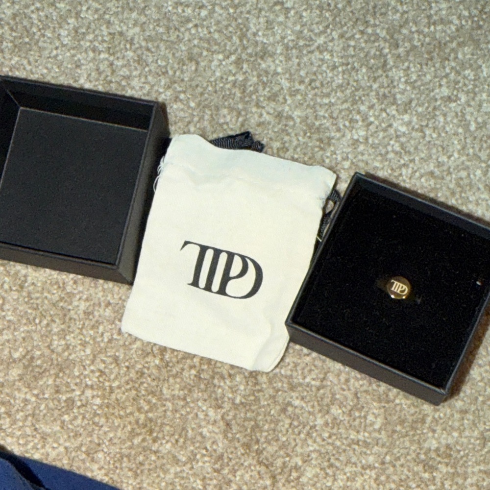 Taylor Swift Black and Gold Box - Picture 4 of 5